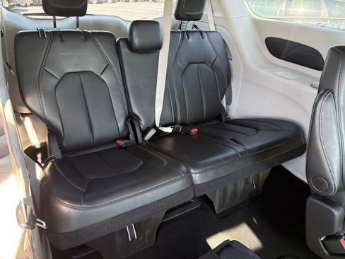 Used 2024 Chrysler Pacifica Touring-L image 15