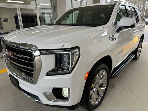 Used 2022 GMC Yukon SLT w/ SLT Premium Package image 3
