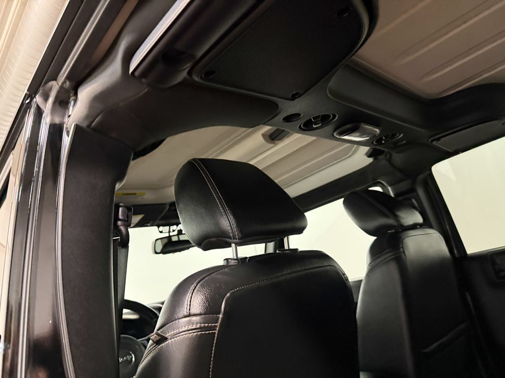 Used 2018 Jeep Wrangler Unlimited Sahara AWD/4WD image 11