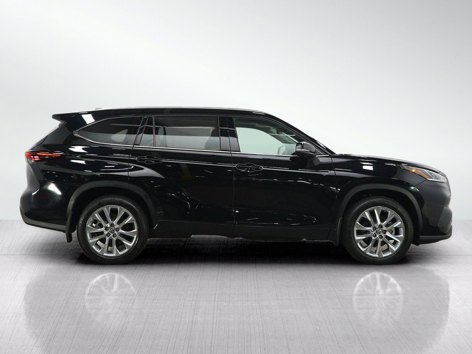 Used 2024 Toyota Highlander Limited AWD/4WD image 8