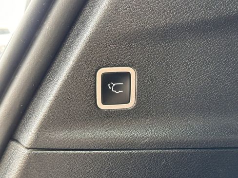 Used 2025 Chrysler Pacifica Select image 16