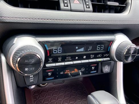 Used 2025 Toyota RAV4 Limited FWD image 33