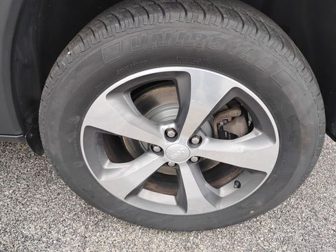 Used 2019 Jeep Cherokee Limited AWD/4WD image 25