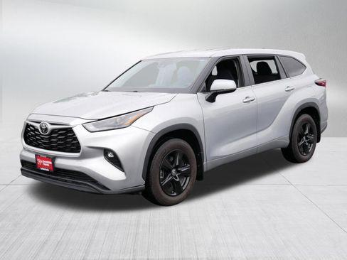 Certified 2024 Toyota Highlander LE AWD/4WD image 3