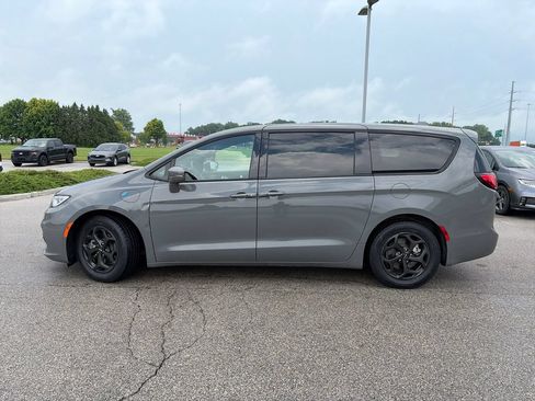 Used 2022 Chrysler Pacifica Limited w/ Uconnect Theater Family Group FWD image 4