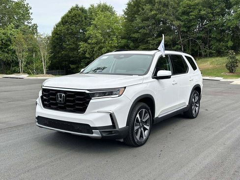 Certified 2025 Honda Pilot Touring image 3