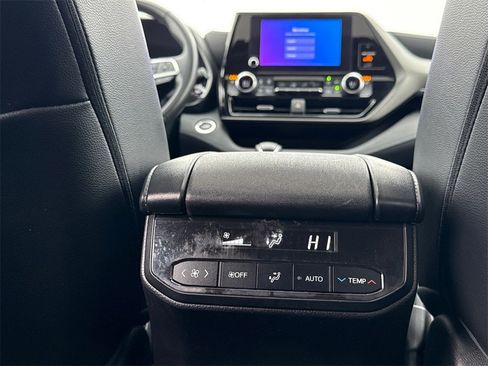 Used 2023 Toyota Highlander XLE image 19