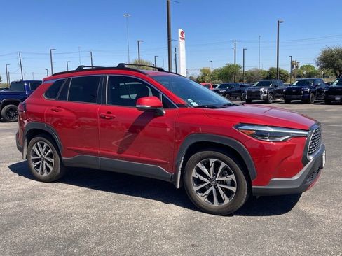 Used 2022 Toyota Corolla Cross XLE w/ Convenience Package image 2