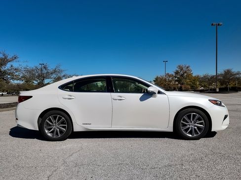 Used 2017 Lexus ES 300h image 40