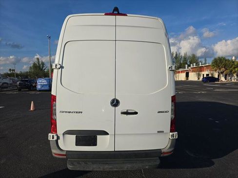 Used 2021 Mercedes-Benz Sprinter 2500 image 7