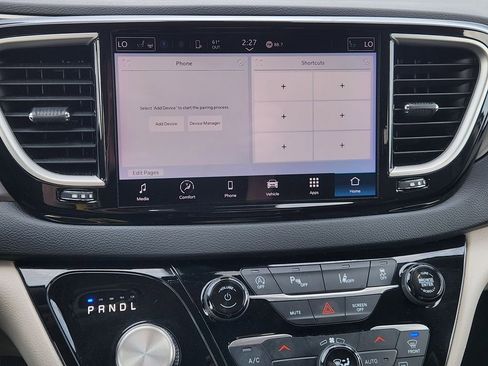 Used 2024 Chrysler Pacifica Touring-L FWD image 17