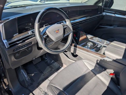 Used 2025 Cadillac Escalade ESV Luxury AWD/4WD image 11