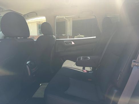 Used 2019 Nissan Pathfinder SV image 12