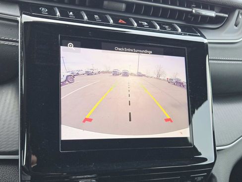 Used 2024 Jeep Grand Cherokee Laredo image 28