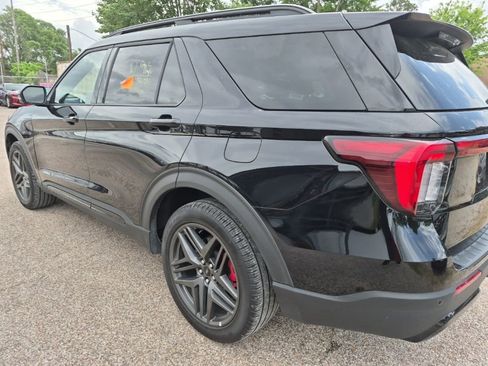 Used 2025 Ford Explorer ST-Line w/ ST-Line Street Pack image 2