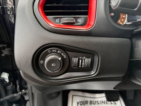 Used 2023 Jeep Renegade Trailhawk AWD/4WD image 19