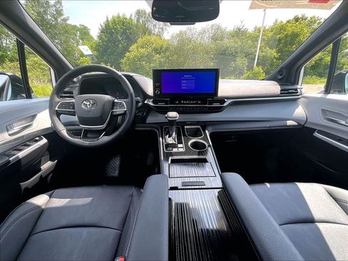 Used 2025 Toyota Sienna XSE w/ XSE Plus Package AWD/4WD image 21