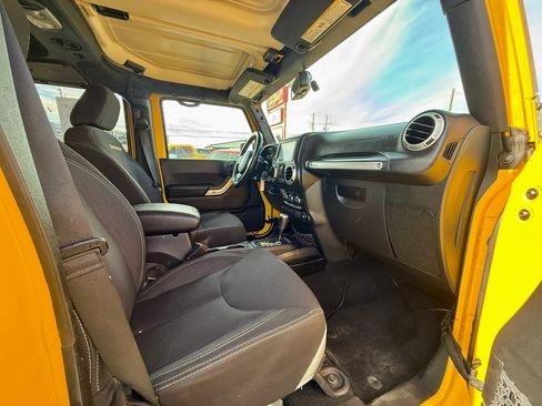 Used 2015 Jeep Wrangler Unlimited Sahara w/ Connectivity Group AWD/4WD image 15
