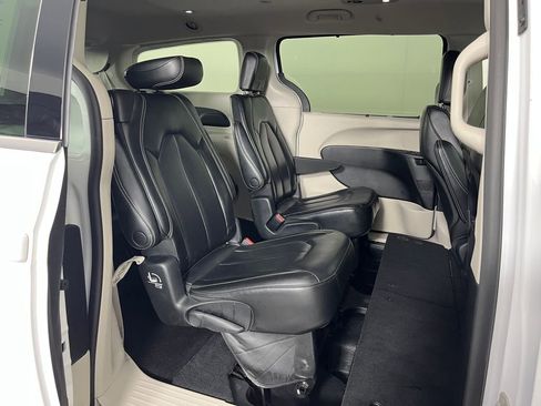Used 2023 Chrysler Pacifica Touring-L FWD image 14