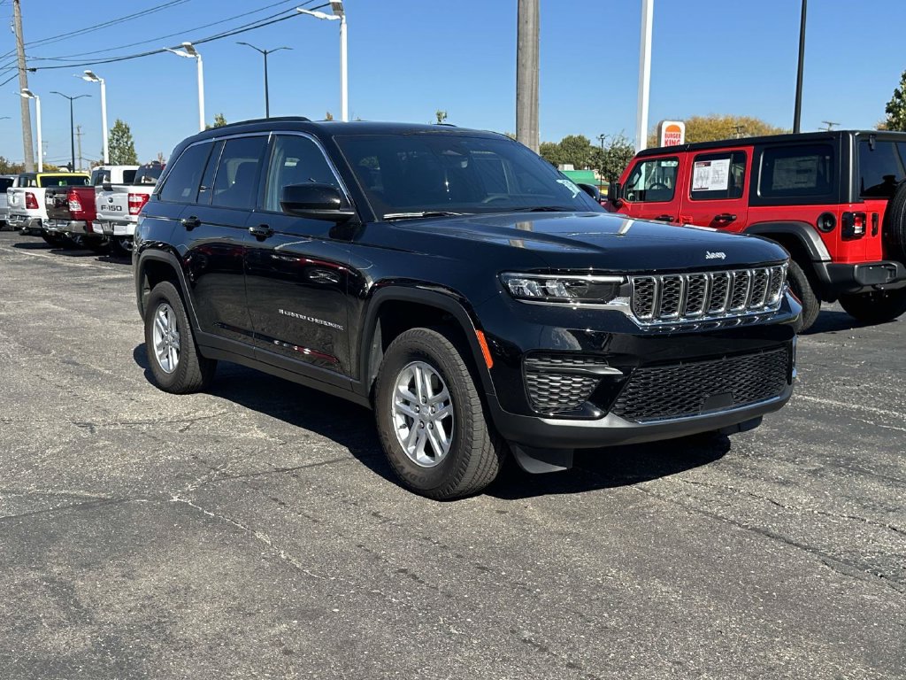 Used 2025 Jeep Grand Cherokee Laredo w/ Luxury Tech Group I AWD/4WD image 1