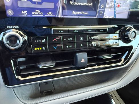 Used 2021 Toyota Highlander Platinum FWD image 25
