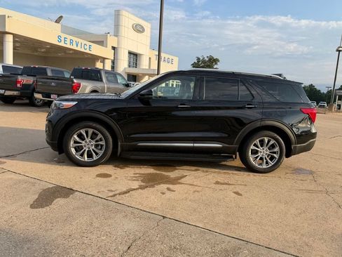Used 2023 Ford Explorer Limited w/ Limited Technology Package AWD/4WD image 2