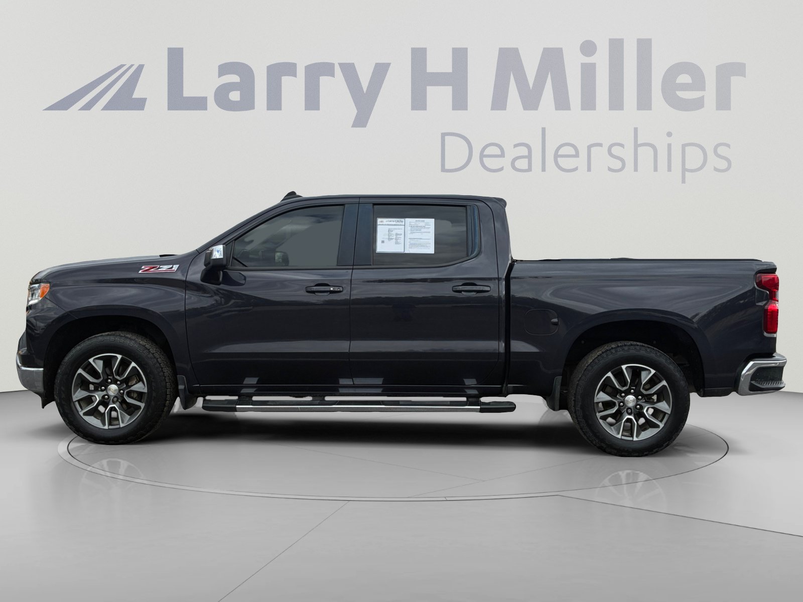 Used 2022 Chevrolet Silverado 1500 LT AWD/4WD image 2