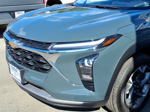 Used 2026 Chevrolet Trax LT FWD image 7