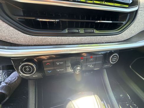 Used 2023 Jeep Compass Latitude image 36