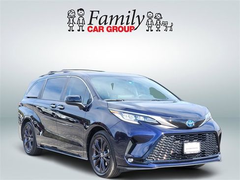 Certified 2023 Toyota Sienna XSE image 2