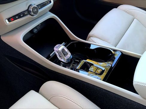 Used 2024 Volvo XC40 B5 Plus w/ Protection Package Premier image 16