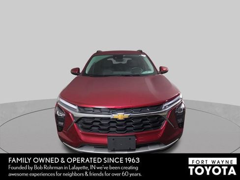 Used 2024 Chevrolet Trax LT w/ LT Convenience Package FWD image 3
