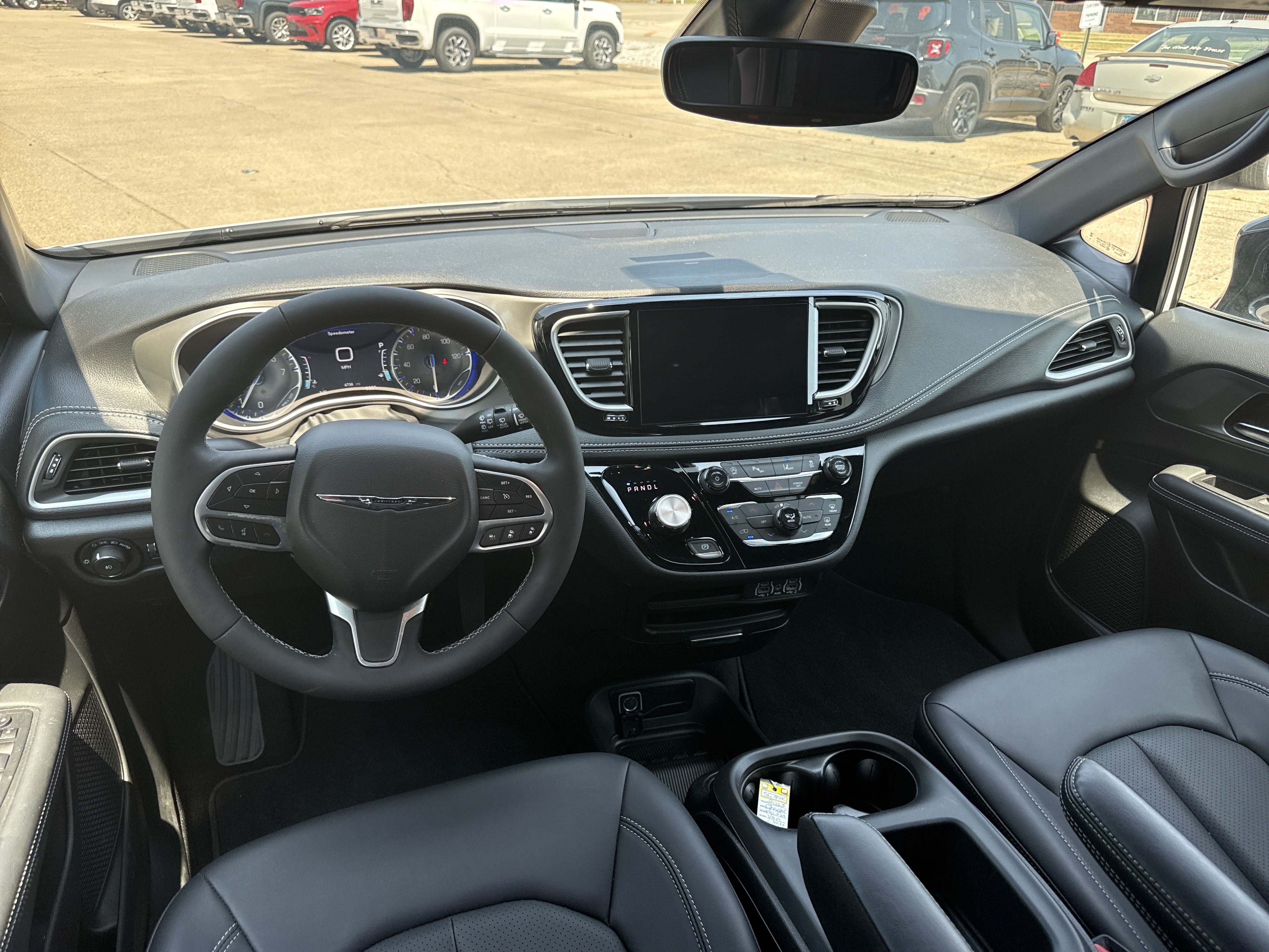Used 2025 Chrysler Pacifica Select FWD image 4
