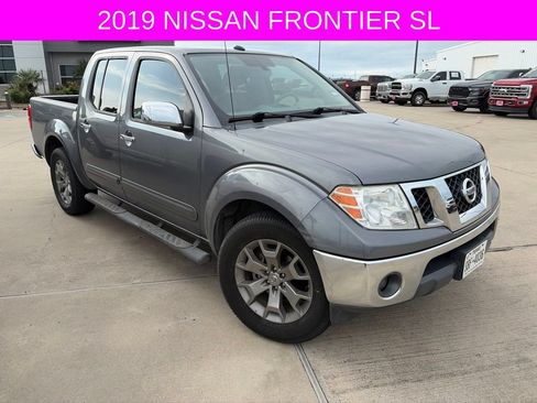 Used 2019 Nissan Frontier SL RWD image 2