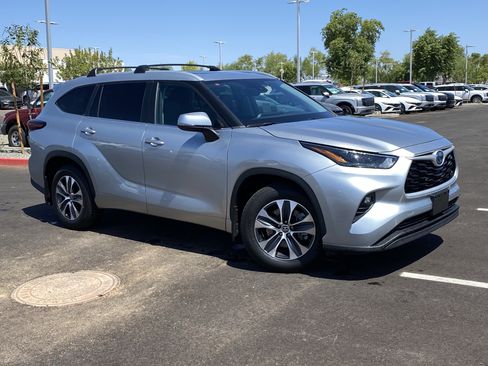 Used 2024 Toyota Highlander XLE FWD image 35