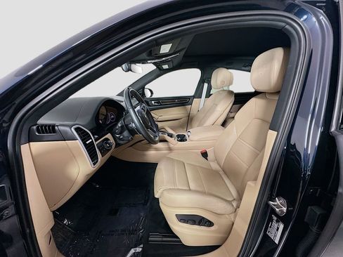 Used 2023 Porsche Cayenne Platinum Edition image 5