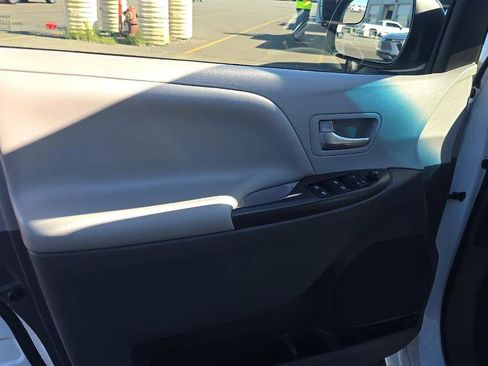 Used 2017 Toyota Sienna LE FWD image 10