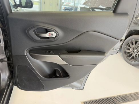 Used 2019 Jeep Cherokee Limited AWD/4WD image 20