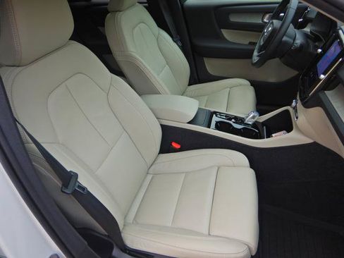 Used 2023 Volvo XC40 B5 Plus w/ Protection Package Premier AWD/4WD image 17