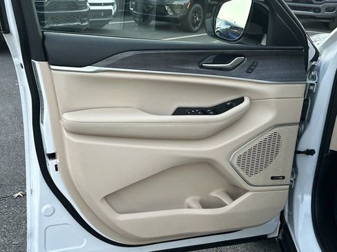 Used 2023 Jeep Grand Cherokee 4WD 4xe w/ Luxury Tech Group II image 13