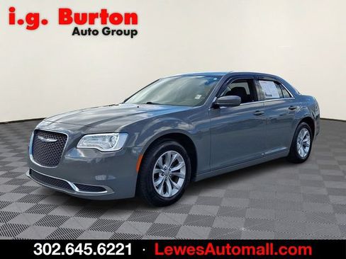 Used 2018 Chrysler 300 Touring RWD image 3