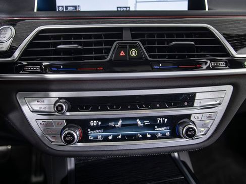 Used 2022 BMW 750i xDrive w/ M Sport Package image 30