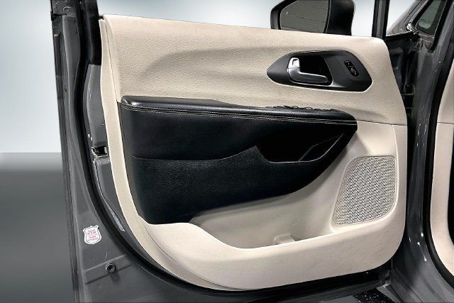 Used 2023 Chrysler Pacifica Touring-L FWD image 18