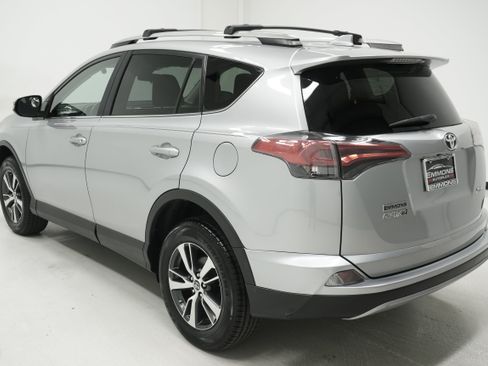Used 2018 Toyota RAV4 XLE FWD image 6