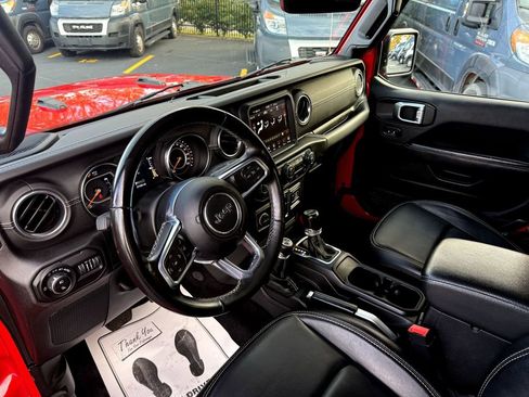 Used 2021 Jeep Gladiator Overland image 12