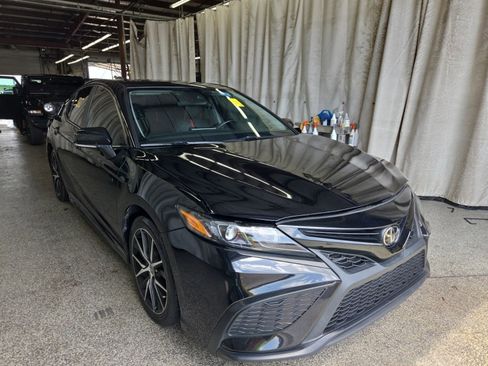 Used 2023 Toyota Camry SE FWD image 2