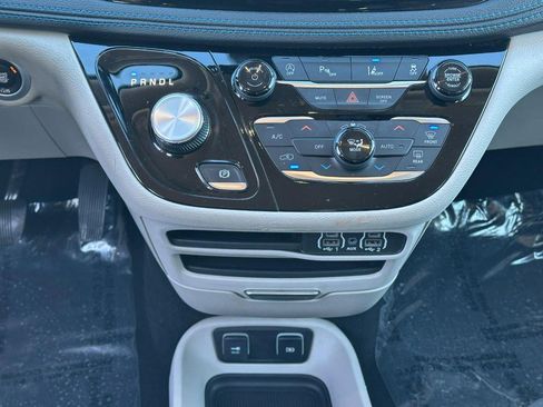 Used 2021 Chrysler Pacifica Touring image 16