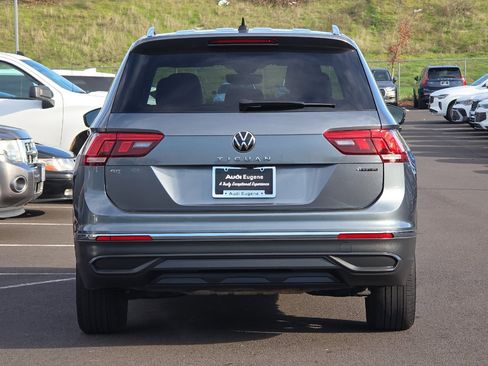 Used 2022 Volkswagen Tiguan SE image 4