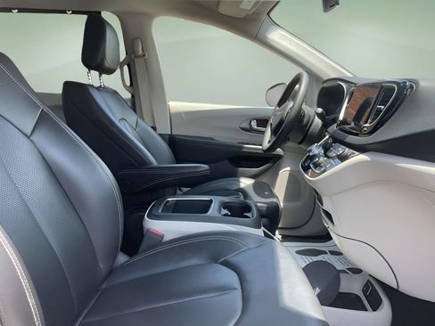 Used 2023 Chrysler Pacifica Touring-L FWD image 8