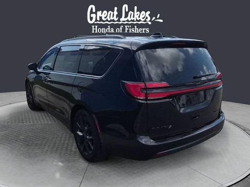 Used 2025 Chrysler Pacifica Limited FWD image 3